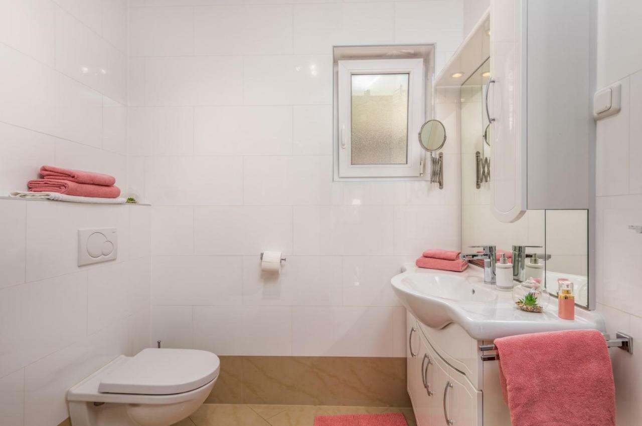 Ada Apartment *